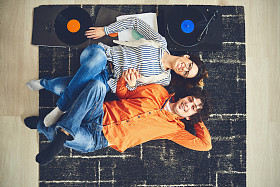 快乐的年轻夫妻，听听音乐