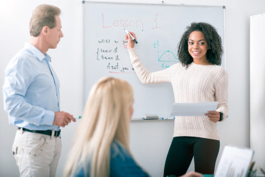 回答黑板旁的年轻学生图片