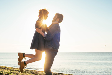 海灘上的恩愛夫妻圖片