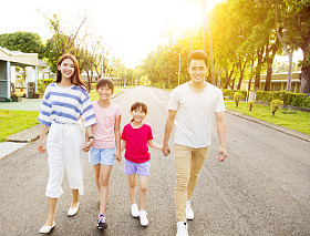 幸福的亚洲家庭，走在街上