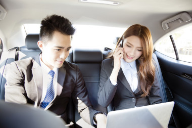 商務(wù)男人和女人在車?yán)镆黄鸸ぷ?>
                    </a>
                    <div   id=