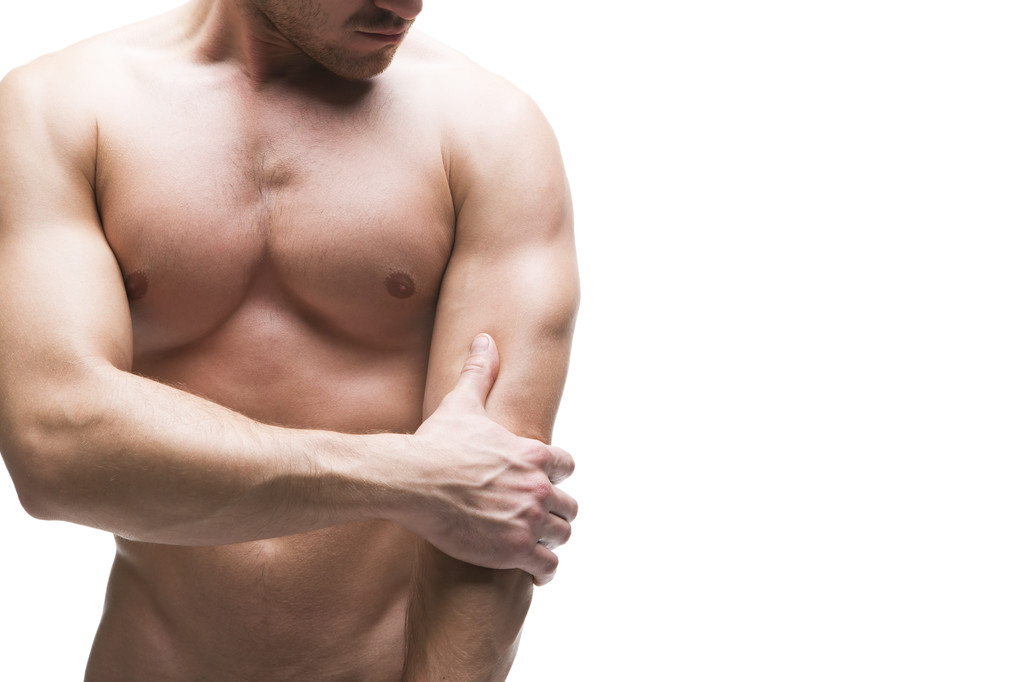 在手肘疼痛。肌肉发达的男性尸体。分离与副本空间的白色背景上 在手肘疼痛。肌肉发达的男性尸体。分离与副本空间的白色背景上