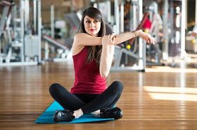 女人在做伸展照片