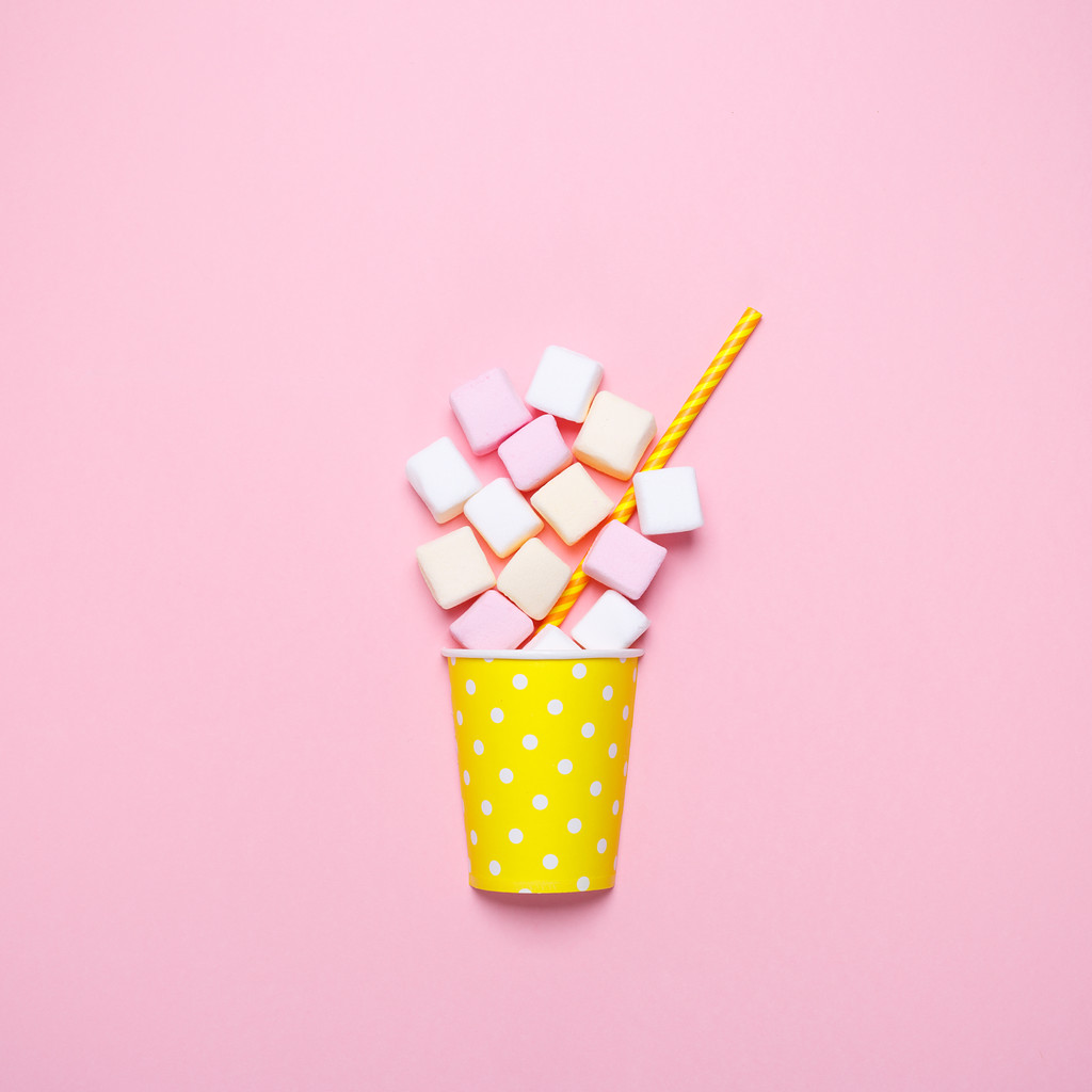 顶视图的粉彩棉花糖粉红的底色上。最小的风 顶视图的粉彩棉花糖粉红的底色上。最小的风