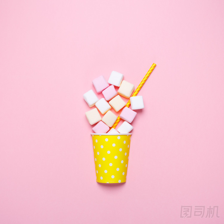 頂視圖的粉彩棉花糖粉紅的底色上。最小的風(fēng)