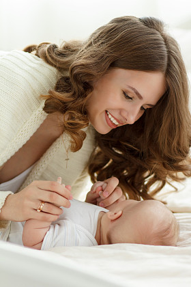 妈妈和她刚出生的婴儿。母亲