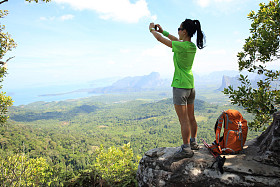 年轻女子名徒步旅行者图片