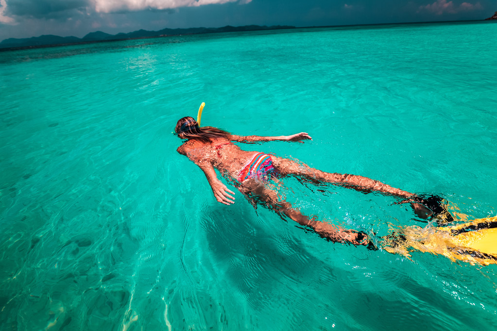 潜水呼吸管和脚蹼的年轻女子图片 潜水呼吸管和脚蹼的年轻女子图片