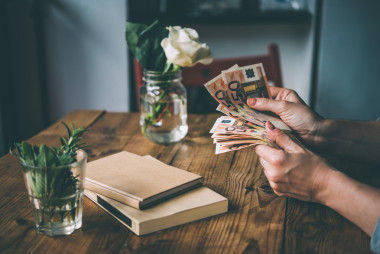 在手中的歐元法案圖片