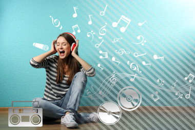 聽聽音樂的年輕女子