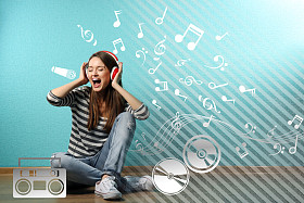 听听音乐的年轻女子