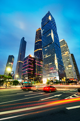 在深圳，中国城市的道路图片