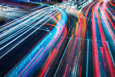 汽車在城市中的光跡圖片