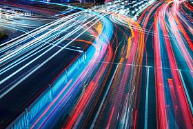 汽车在城市中的光迹图片