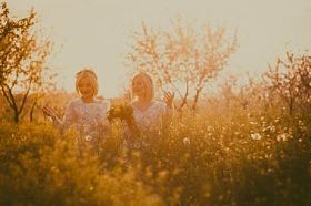双胞胎女孩伸展向天空的手