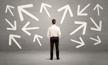 困惑的推銷員，墻上的箭頭圖片