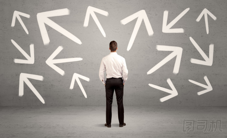 困惑的推銷(xiāo)員，墻上的箭頭圖片