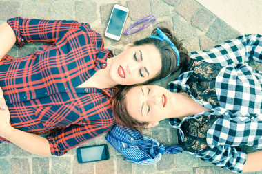 放松的時刻在PIN女朋友op視圖-復(fù)古風(fēng)格的概念拍攝模特女孩-不能錯過的智能手機與現(xiàn)代生活方式-葡萄酒飽和過濾器休息