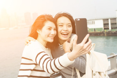 亞洲年輕女孩采取自拍照