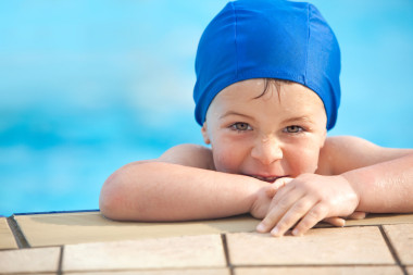 快樂的孩子，與游泳池蓋在池中有樂趣