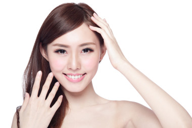 美麗女人帶迷人的微笑圖片