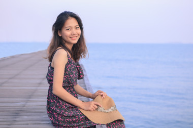 美麗的女人，穿著長裙，戴著草帽廁所的肖像