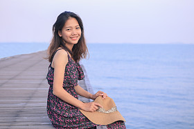 美丽的女人，穿着长裙，戴着草帽厕所的肖像