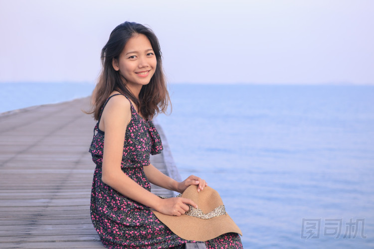 美麗的女人，穿著長裙，戴著草帽廁所的肖像