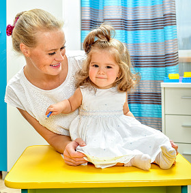 母亲和孩子玩的玩具