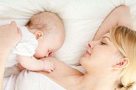 年轻妈妈母乳喂养她的孩子图片