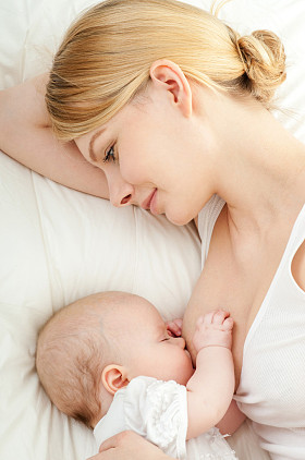 年轻妈妈母乳喂养她的孩子