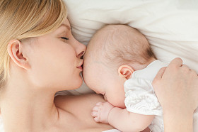 年轻妈妈母乳喂养她的孩子图片