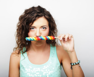 漂亮的年輕女孩與棒圖片