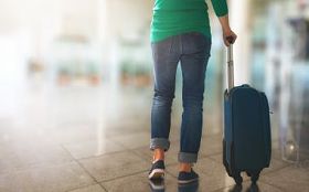 女孩带着手提箱