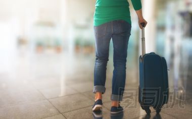 女孩帶著手提箱