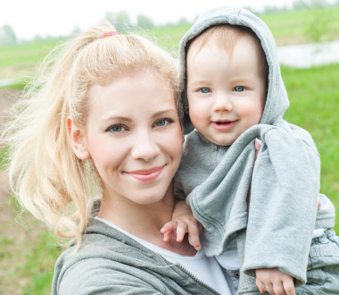 漂亮的媽媽和寶寶戶外