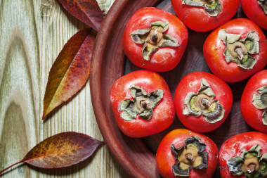 柿子在盤子里，頂視圖