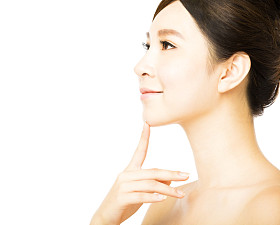 年轻女子美丽的脸庞，肌肤清澈