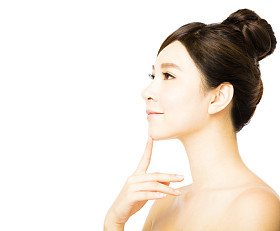 年轻女子美丽的脸庞，肌肤清澈