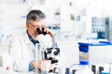 開展科學研究在實驗室中的高級男研究員