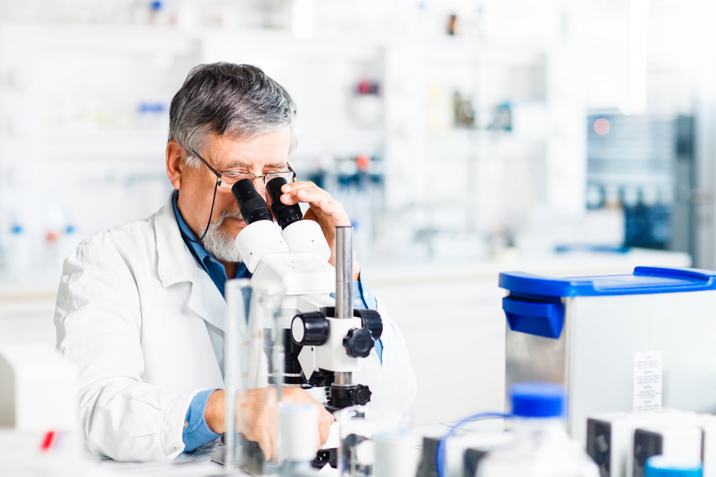开展科学研究在实验室中的高级男研究员 开展科学研究在实验室中的高级男研究员