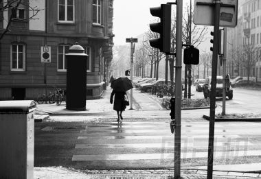 老婦人撐著傘過(guò)馬路