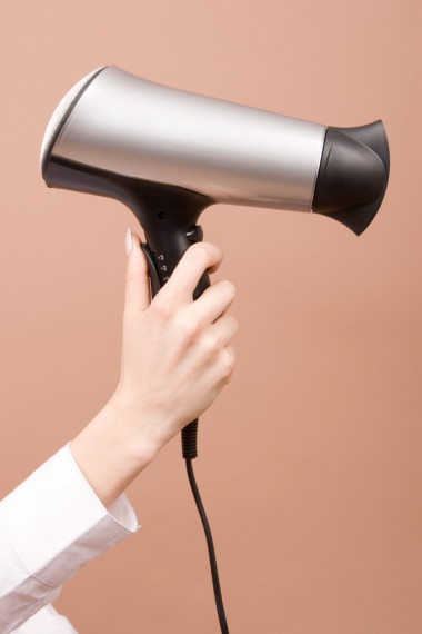 頭發(fā)干燥機在手圖片