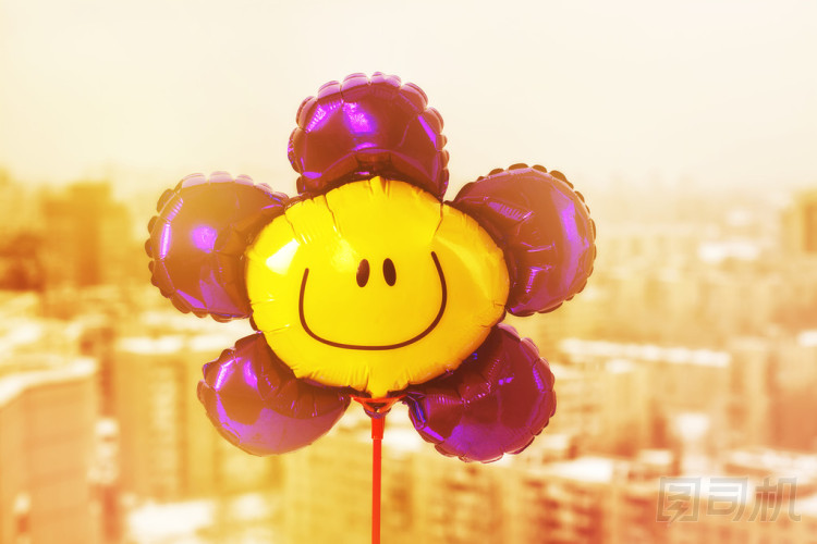 氣球與笑臉照片
