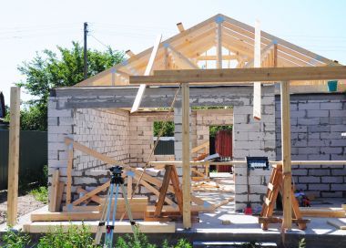 用蒸压加气混凝土砌块盖屋顶建造新房子