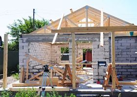 用蒸压加气混凝土砌块盖屋顶建造新房子