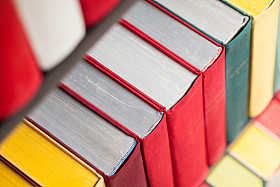 堆栈的彩色图书图片