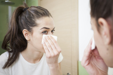 美麗的黑發(fā)女人，從她的臉卸妝