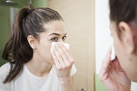 美丽的黑发女人，从她的脸卸妆