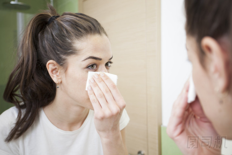 美麗的黑發(fā)女人，從她的臉卸妝